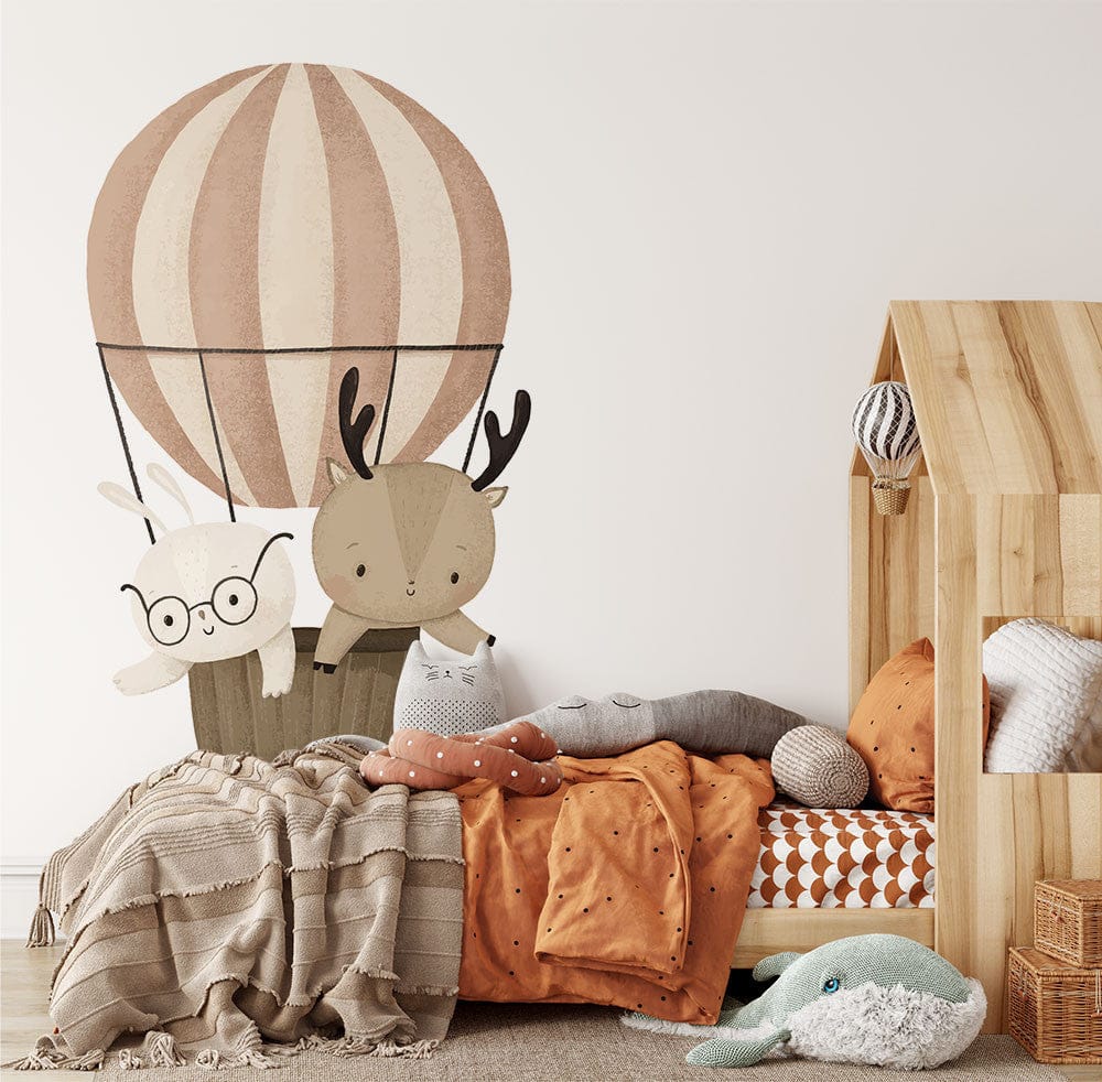 Deuxième vue du papier peint lapin montgolfier renne dans une chambre d'enfant