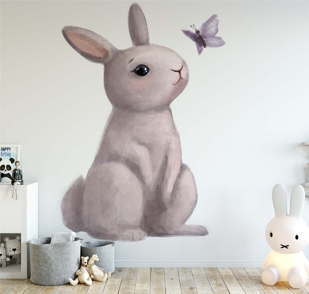 Deuxième vue du papier peint lapin papillon dans une chambre d'enfant
