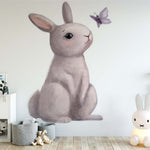 Deuxième vue du papier peint lapin papillon dans une chambre d'enfant