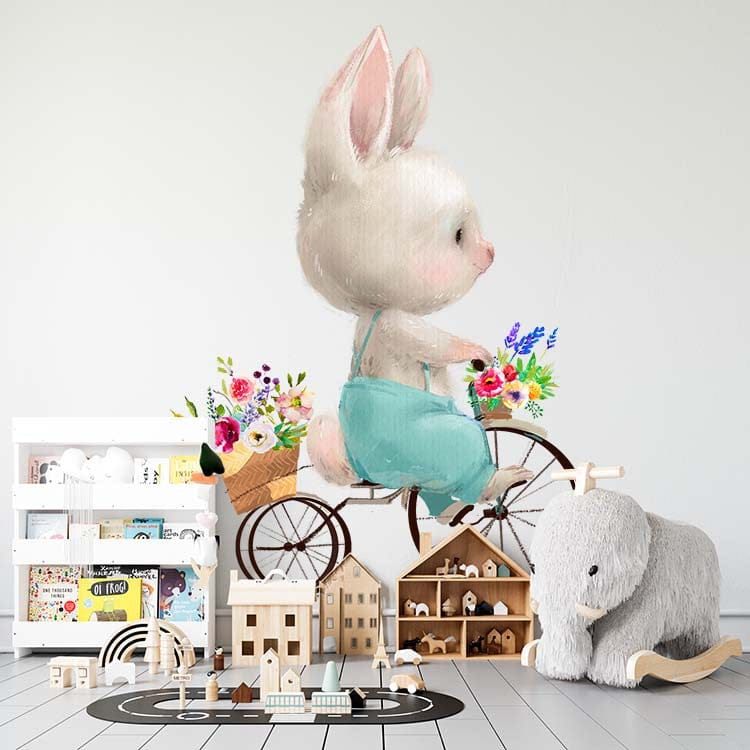 Deuxième vue du papier peint lapin promenade à vélo dans une chambre d'enfant