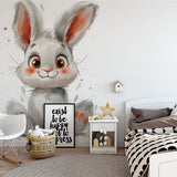 Deuxième vue du papier peint lapin rigolo dans une chambre d'enfant