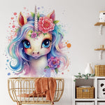 Papier peint panoramique licorne fantaisie illustré, dans une chambre de fille