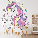 Deuxième vue du papier peint licorne miss kawaii dans une chambre de fille