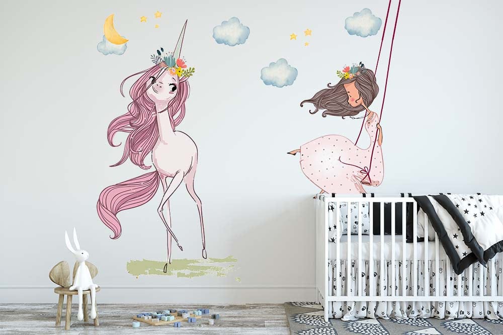 Deuxième vue du papier peint licorne princesse balancoire dans une chambre de fille