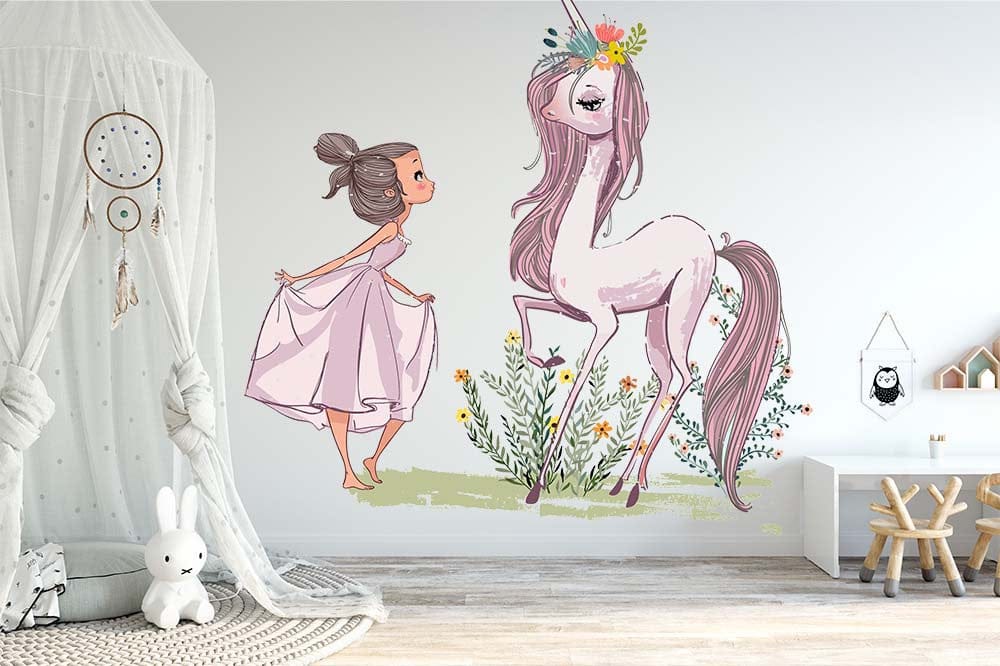 Papier peint panoramique licorne princesse illustré, dans une chambre de fille