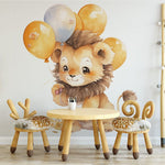 Papier peint panoramique lion ballons colorés illustré, dans une chambre de bébé