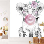 Papier peint panoramique lion bubble gum illustré, dans une chambre d'enfant
