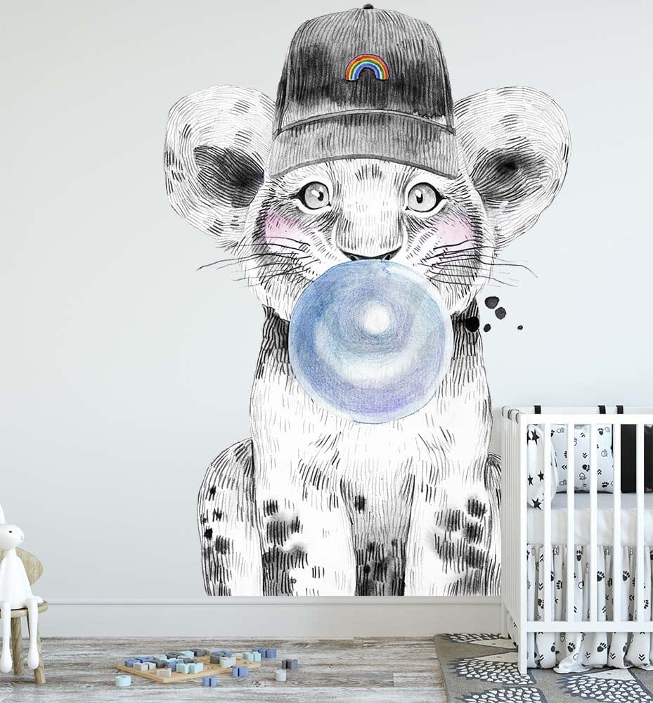 Papier peint panoramique lion casquette bulle bleue illustré, dans une chambre de bébé