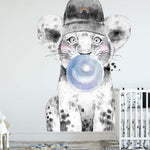 Papier peint panoramique lion casquette bulle bleue illustré, dans une chambre de bébé