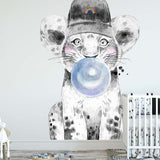 Papier peint panoramique lion casquette bulle bleue illustré, dans une chambre de bébé