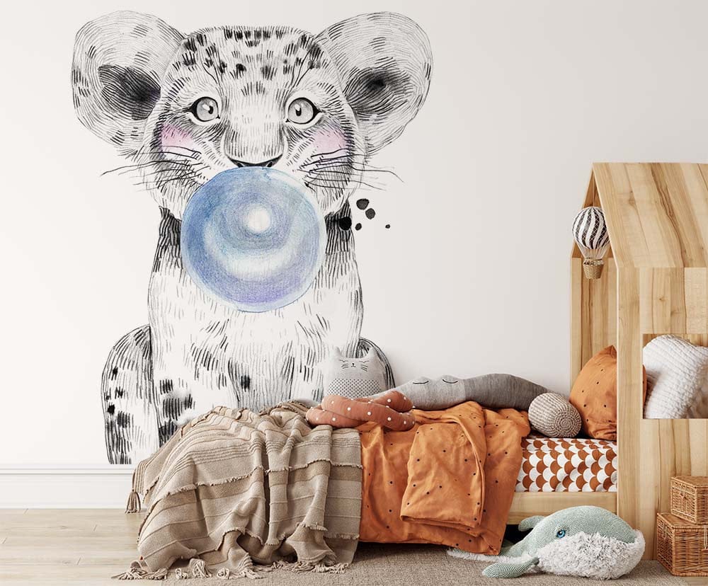 Deuxième vue du papier peint lion casquette bulle bleue dans une chambre de bébé