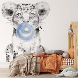 Deuxième vue du papier peint lion casquette bulle bleue dans une chambre de bébé