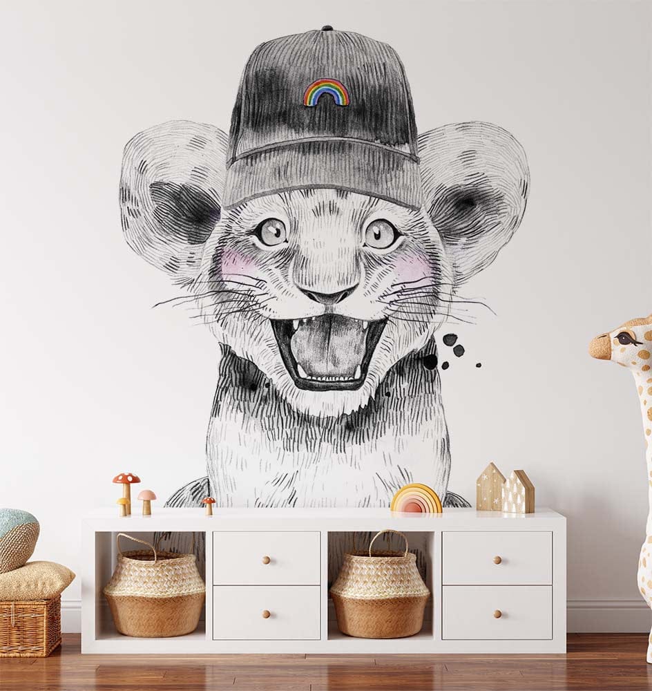 Papier peint panoramique lion casquette illustré, dans une chambre de bébé