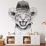 Papier peint panoramique lion casquette illustré, dans une chambre de bébé