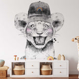 Papier peint panoramique lion casquette illustré, dans une chambre de bébé
