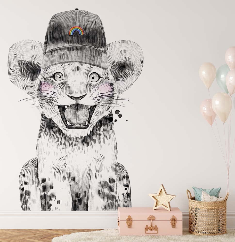 Deuxième vue du papier peint lion casquette dans une chambre de bébé