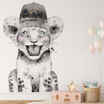 Deuxième vue du papier peint lion casquette dans une chambre de bébé