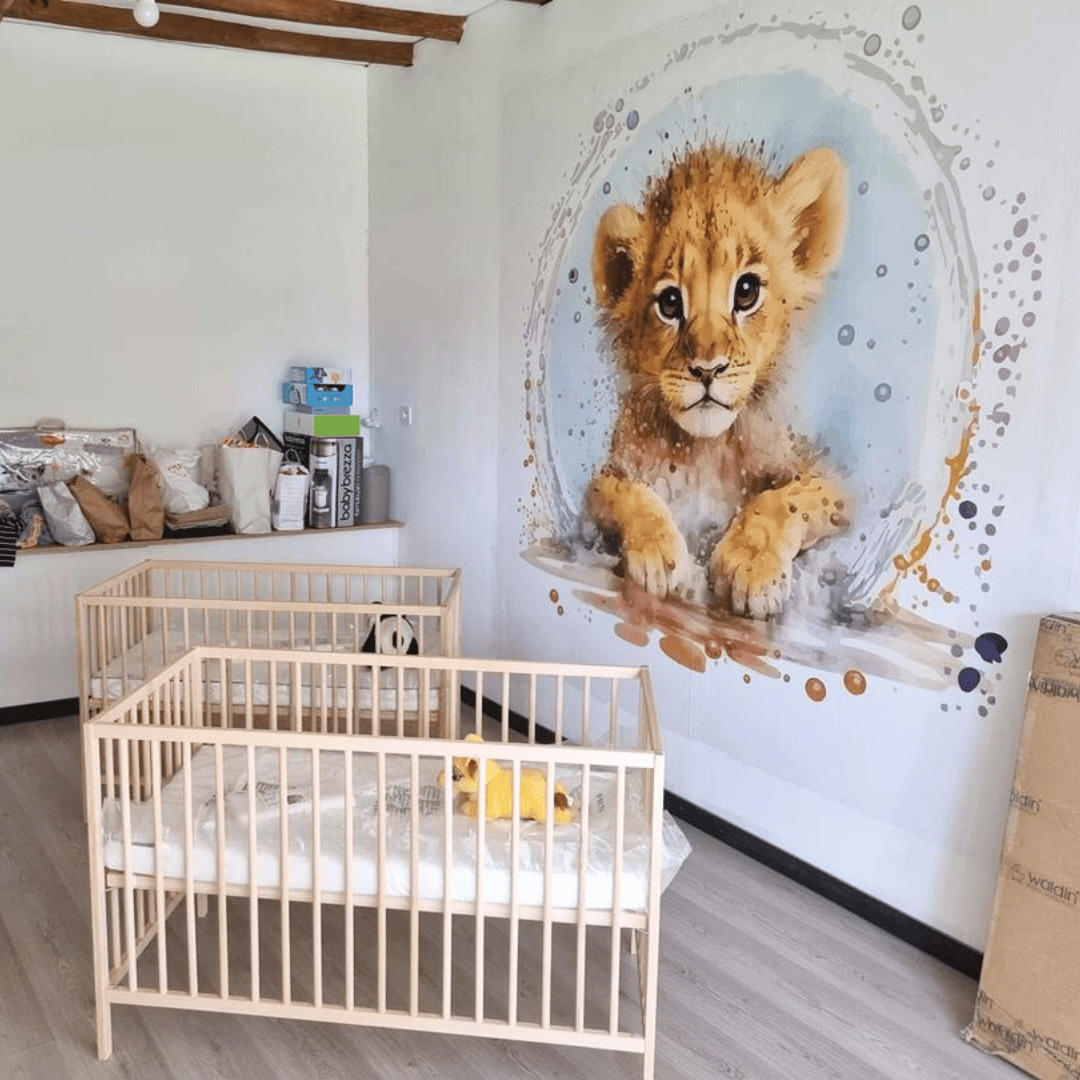Deuxième vue du papier peint lion dans une chambre d'enfant
