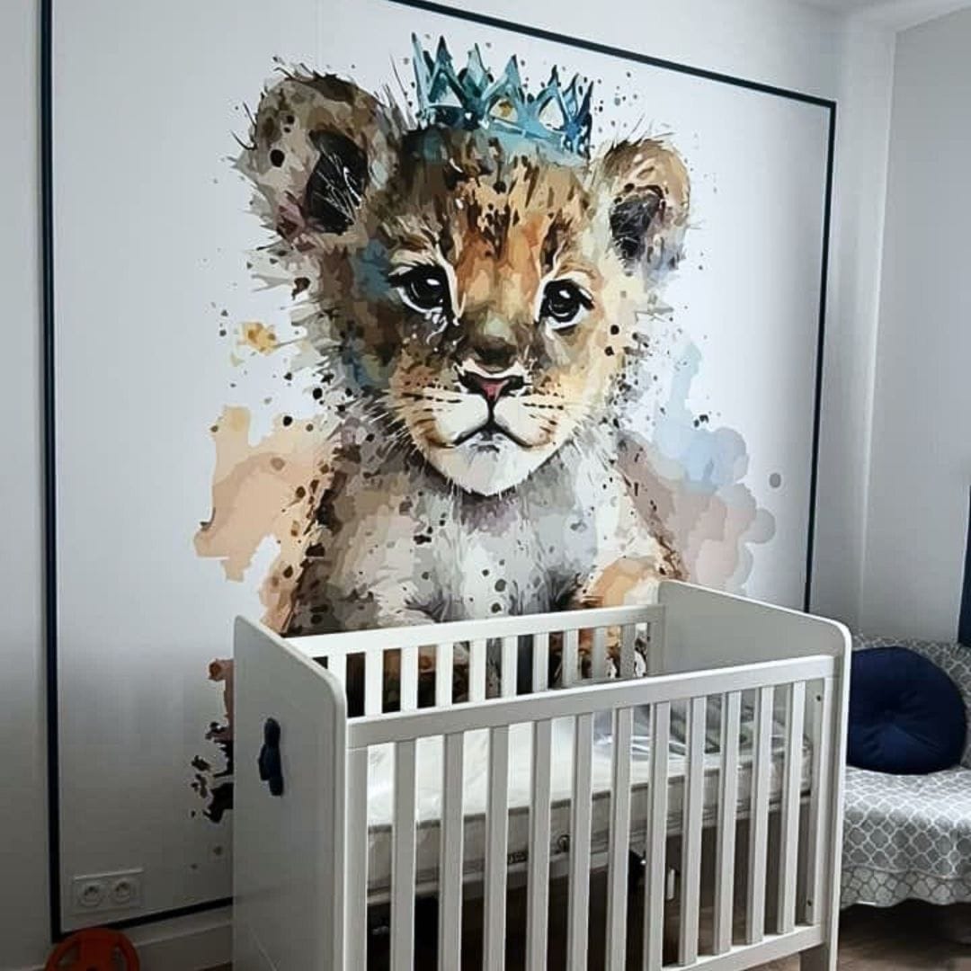 Deuxième vue du papier peint lion couronne bleue dans une chambre d'enfant