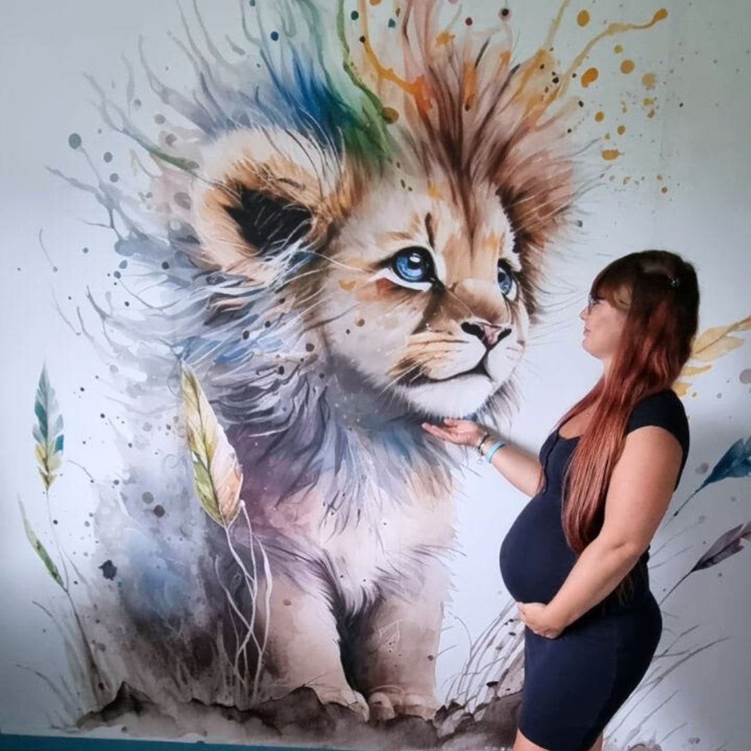 Deuxième vue du papier peint lion crinière multicolore dans une chambre d'enfant