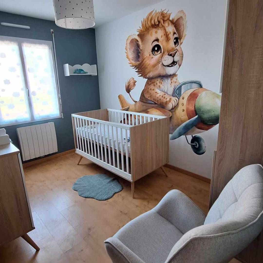 Deuxième vue du papier peint lion dans les airs dans une chambre d'enfant