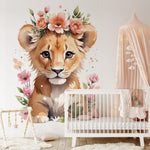 Papier peint panoramique lionne fleurie illustré, dans une chambre de bébé