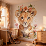Deuxième vue du papier peint lionne fleurie dans une chambre de bébé