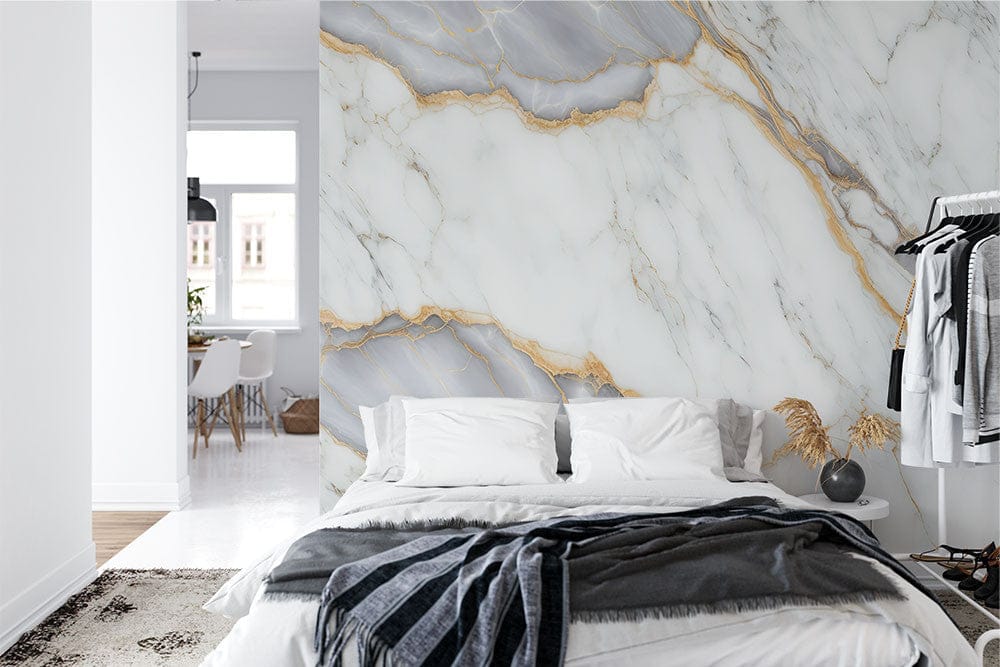 Papier peint panoramique marbre blanc doré illustré, dans une chambre adulte