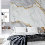 Papier peint panoramique marbre blanc doré illustré, dans une chambre adulte