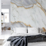 Papier peint panoramique marbre blanc doré illustré, dans une chambre adulte