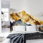 Papier peint panoramique montagne dorée illustré, dans une chambre adulte