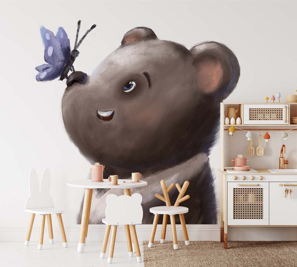 Papier peint panoramique ours papillon illustré, dans une chambre d'enfant