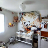 Deuxième vue du papier peint panda qui dort dans une chambre d'enfant