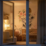 Troisième vue du papier peint panoramique eclat roses dans une chambre d'enfant