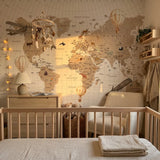 Deuxième vue du papier peint panoramique premier planisphère dans une chambre d'enfant