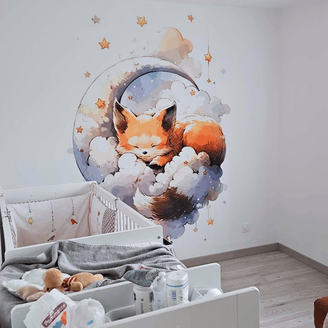 Deuxième vue du papier peint renard dans les nuages dans une chambre de bébé