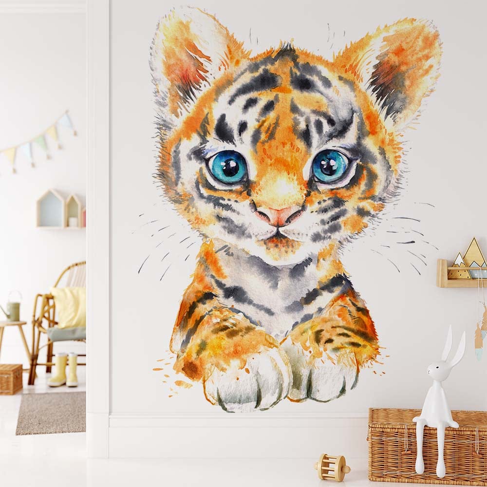 Papier peint panoramique tigre allongé yeux bleus illustré, dans une chambre de bébé