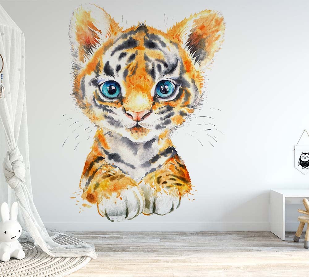 Deuxième vue du papier peint tigre allongé yeux bleus dans une chambre de bébé