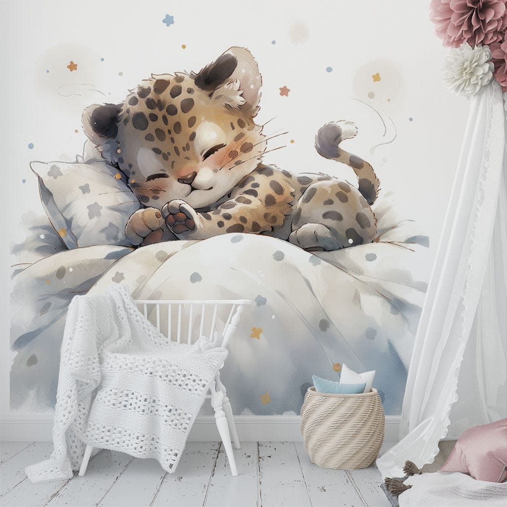 Papier peint panoramique tigre en train de faire la sieste illustré, dans une chambre de bébé