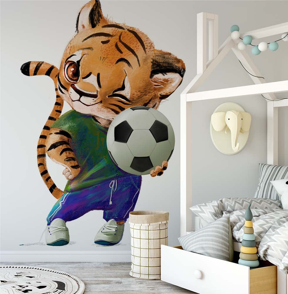 Deuxième vue du papier peint tigre football dans une chambre de garçon
