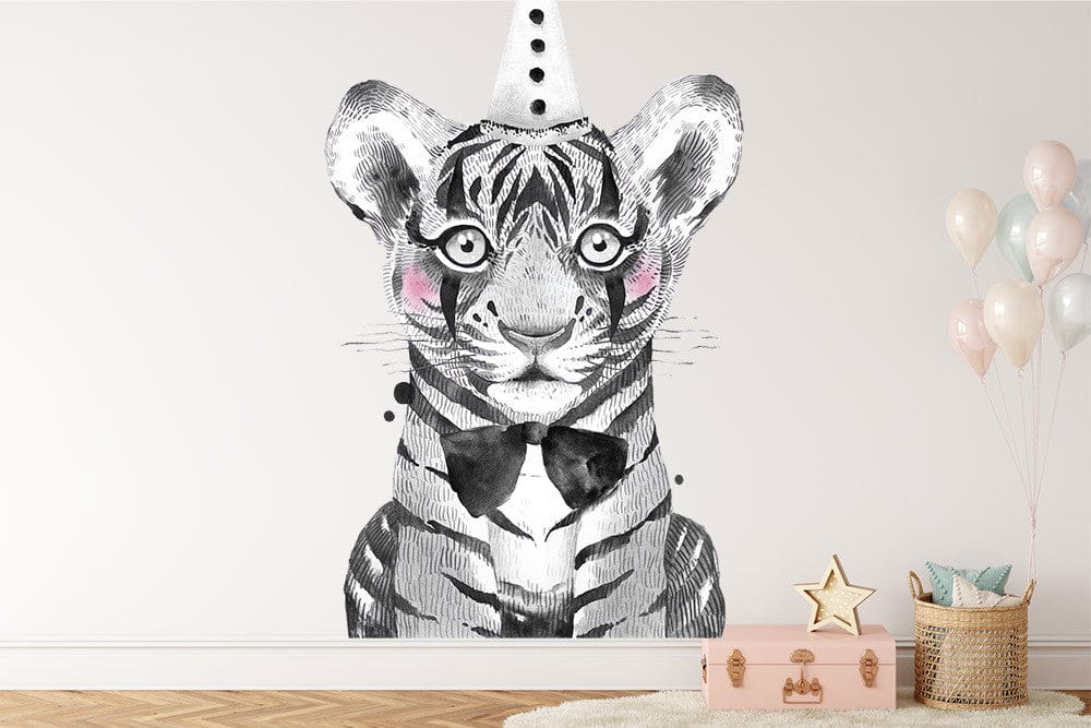 Deuxième vue du papier peint tigre noeud papillon dans une chambre de bébé