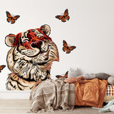 Papier peint panoramique tigre papillons illustré, dans une chambre d'enfant