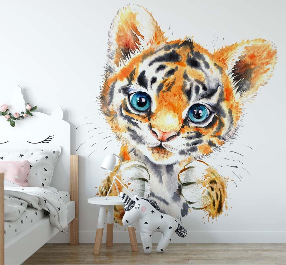 Deuxième vue du papier peint tigre yeux bleus dans une chambre de bébé