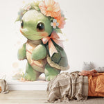 Papier peint panoramique tortue couronne de fleurs illustré, dans une chambre de bébé