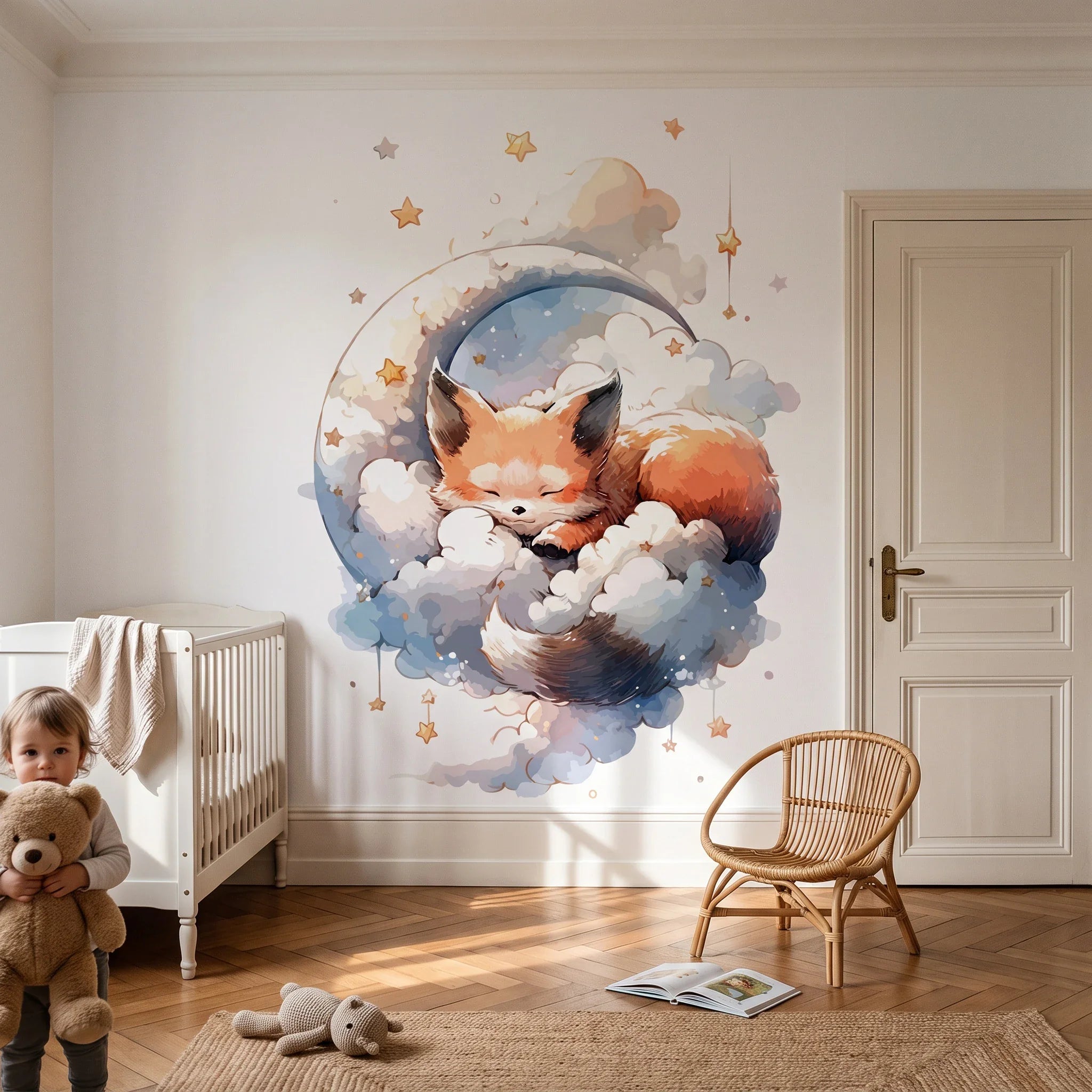 Papier peint bébé renard dans les nuages 240 x 240 cm dans une chambre d'enfant lumineuse avec lit bébé et fauteuil en rotin
