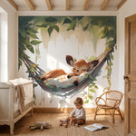 Papier peint biche qui dort dans son hamac 240 x 240 cm, chambre d'enfant de maison de campagne en lumière dorée, enfant qui joue aux cubes