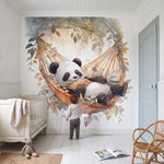 Papier peint panda qui dort dans son hamac 240 x 240 cm, chambre d'enfant bord de mer en lumière du matin, enfant qui montre le panda du doigt
